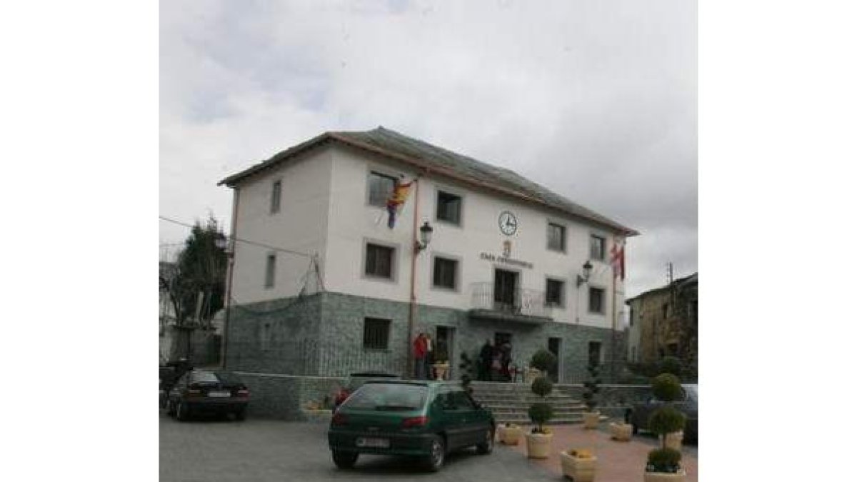 Casa Consistorial de Páramo donde se celebró el pleno.