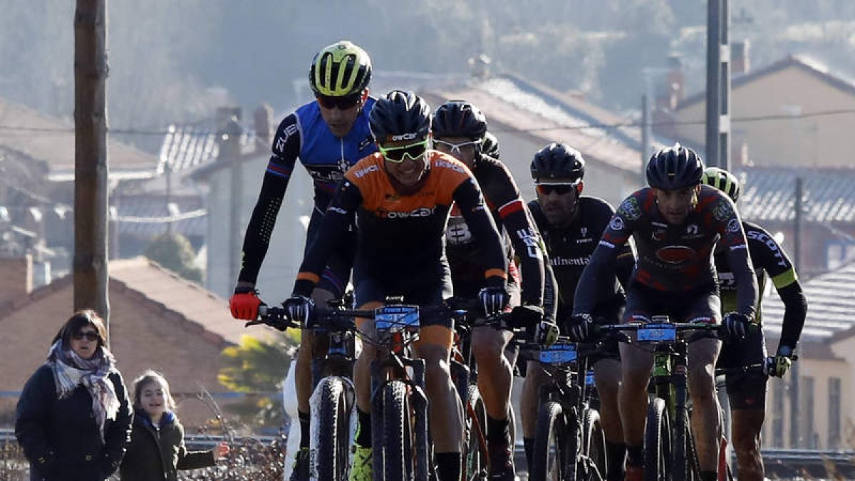 Hasta siete ciclistas conformaron el grupeto de cabeza del que saldría el podio final. MARCIANO PÉREZ