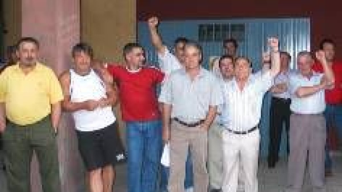 Militantes del PSOE en Laciana, ayer, en la puerta de la sede local