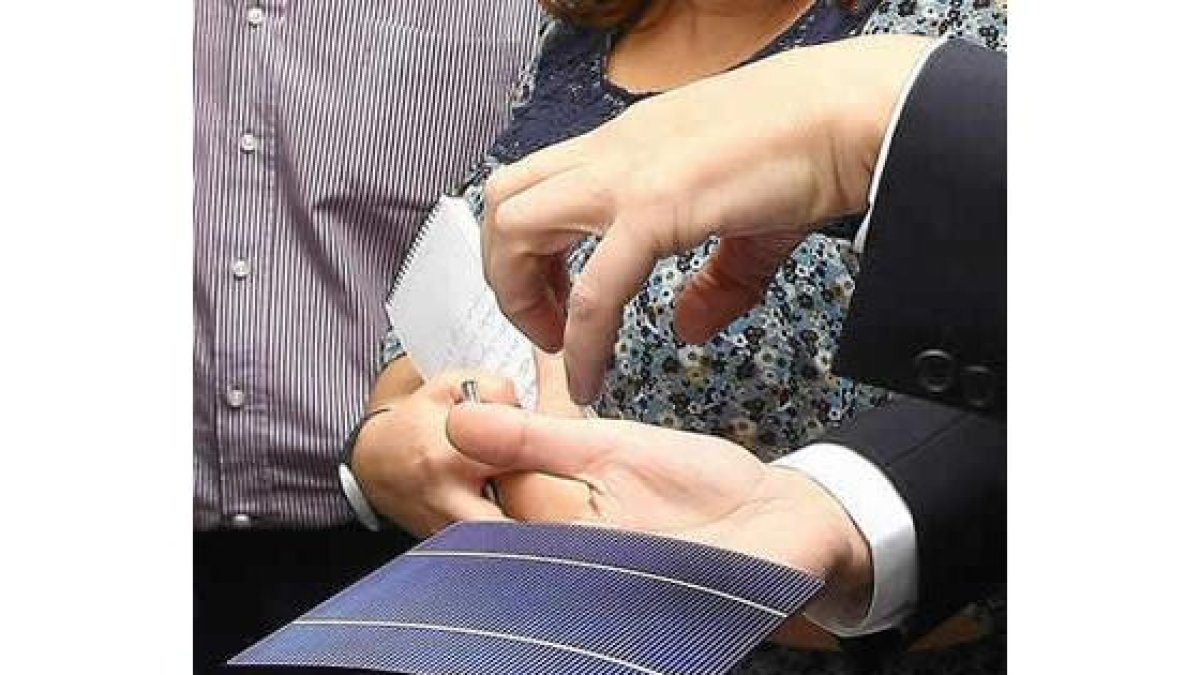 Una de las células solares que se fabrican en Cel-Celis