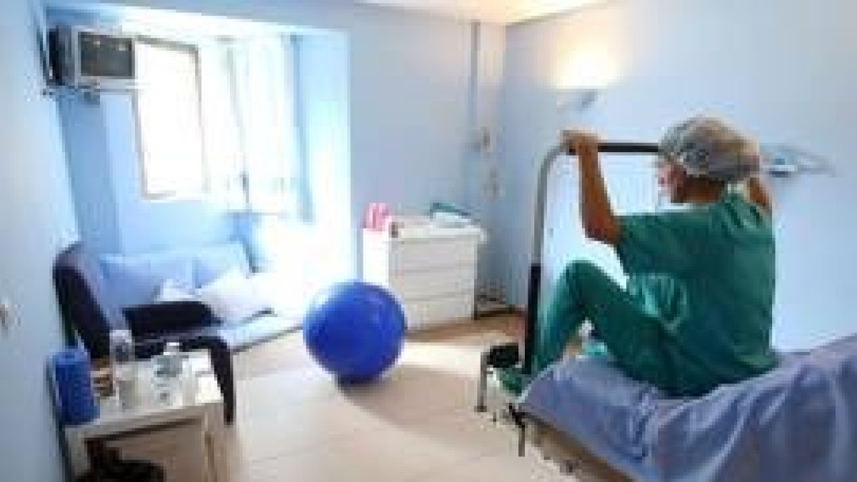 Una matrona del Virgen del Pilar de San Sebastián realiza un simulacro en una sala acondicionada