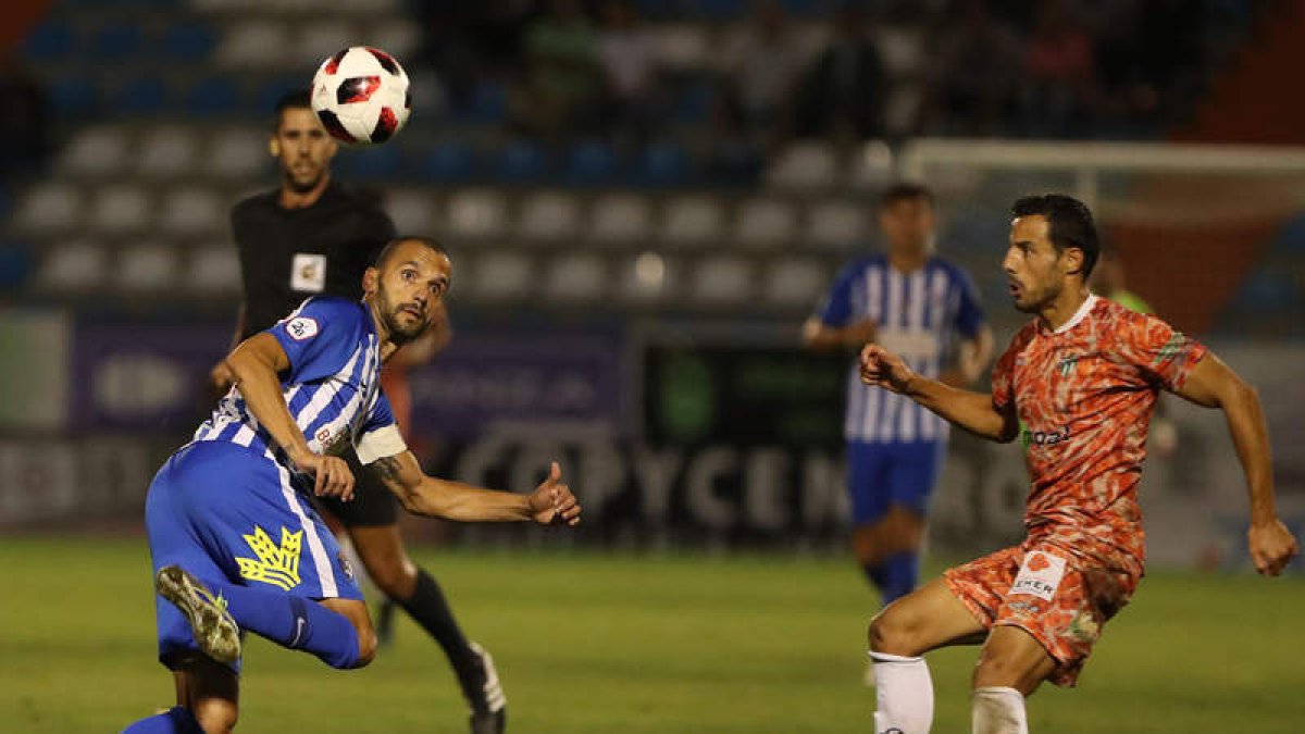 La victoria frente al Guijuelo supuso la conquista del liderato por parte de la Deportiva Ponferradina. L. DE LA MATA