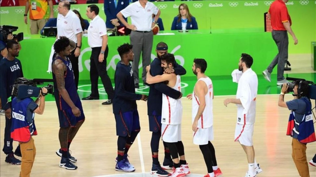 El pívot estadounidense Demarcus Cousins abraza a Ricky Rubio a la conclusión de la semifinal del baloncesto