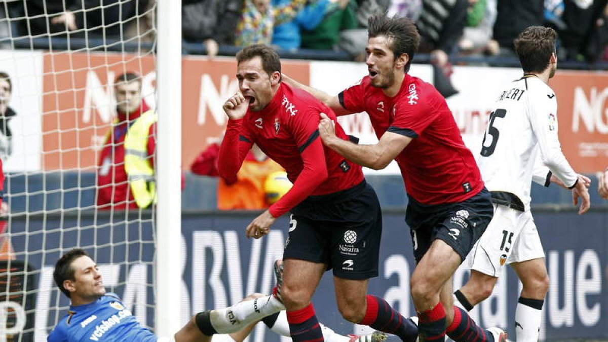 Lolo festeja con Leka el gol del empate.