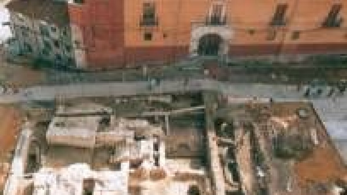 Los restos romanos cuando aparecieron en 1996, hoy en una cripta
