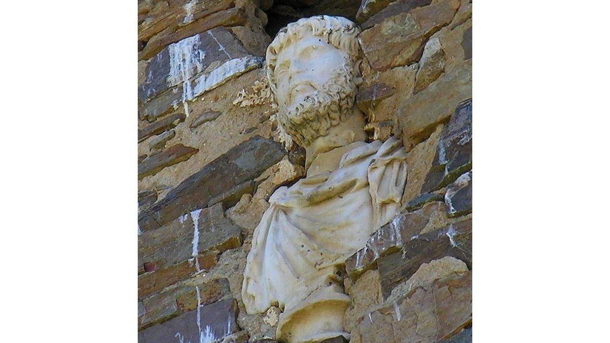 La cabeza de Marco Aurelio recuperada. A la derecha, cuando estaba en la iglesia. DL
