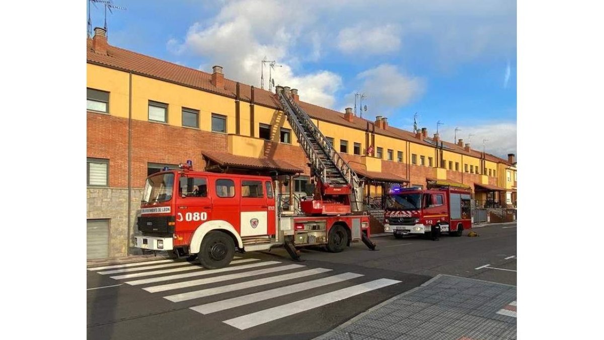 Los bomberos acudieron a Villaobispo. RAMIRO