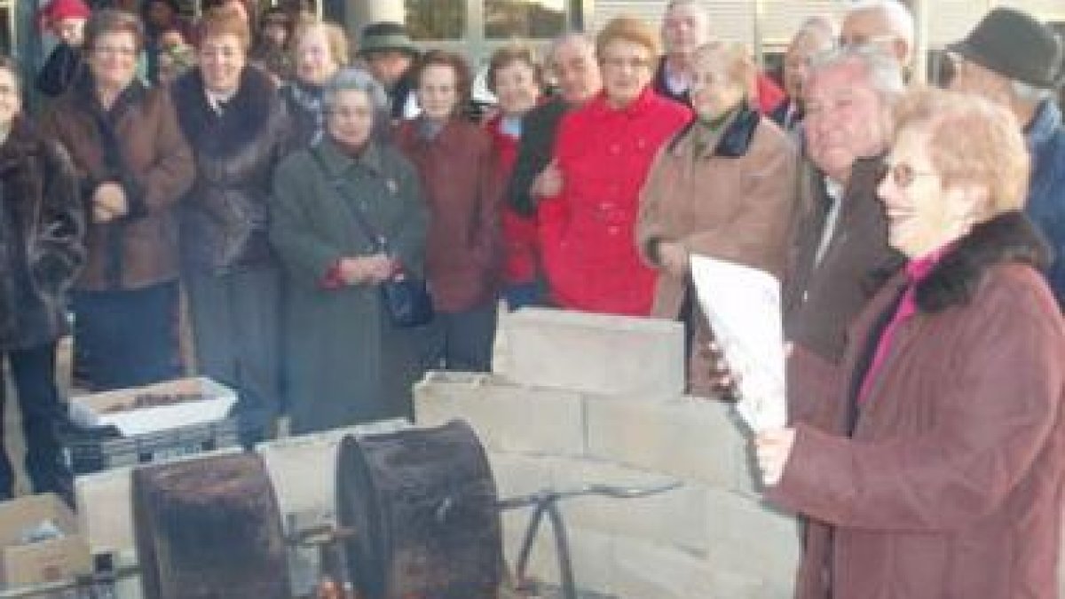 Las personas mayores del municipio se reunieron alrededor del calor del magosto.