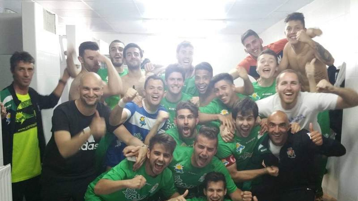 La plantilla del Onzonilla celebra en el vestuario la permanencia lograda en tierras zamoranas. DL