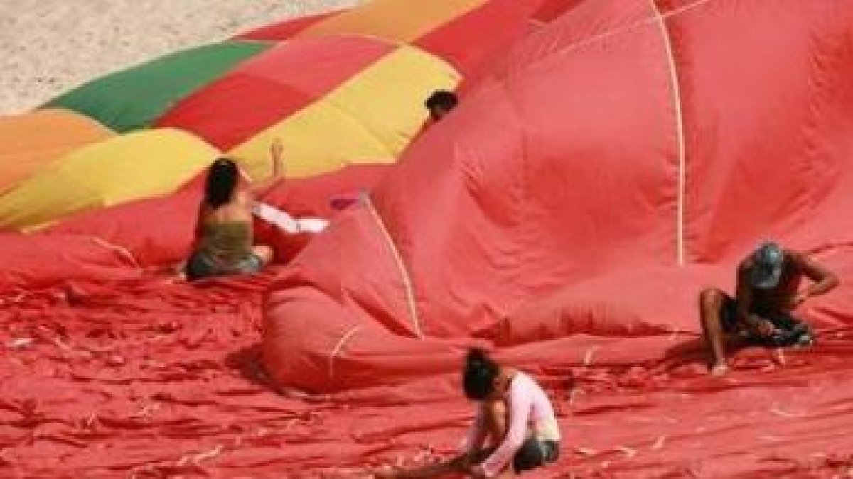 Los indígenes cosieron los desgarros de la vela.