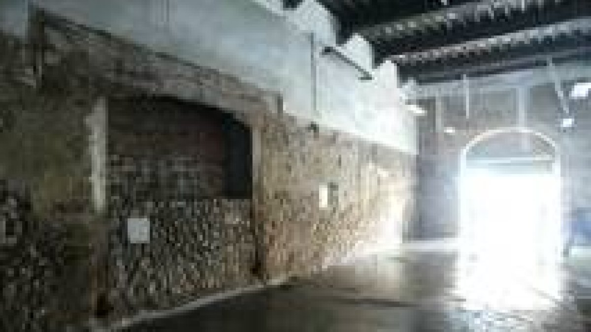 A la izquierda, la antigua entrada de palacio, hoy cegada