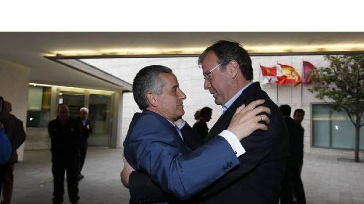 Antonio Silván saluda a Emilio Gutiérrez en un acto en León.
