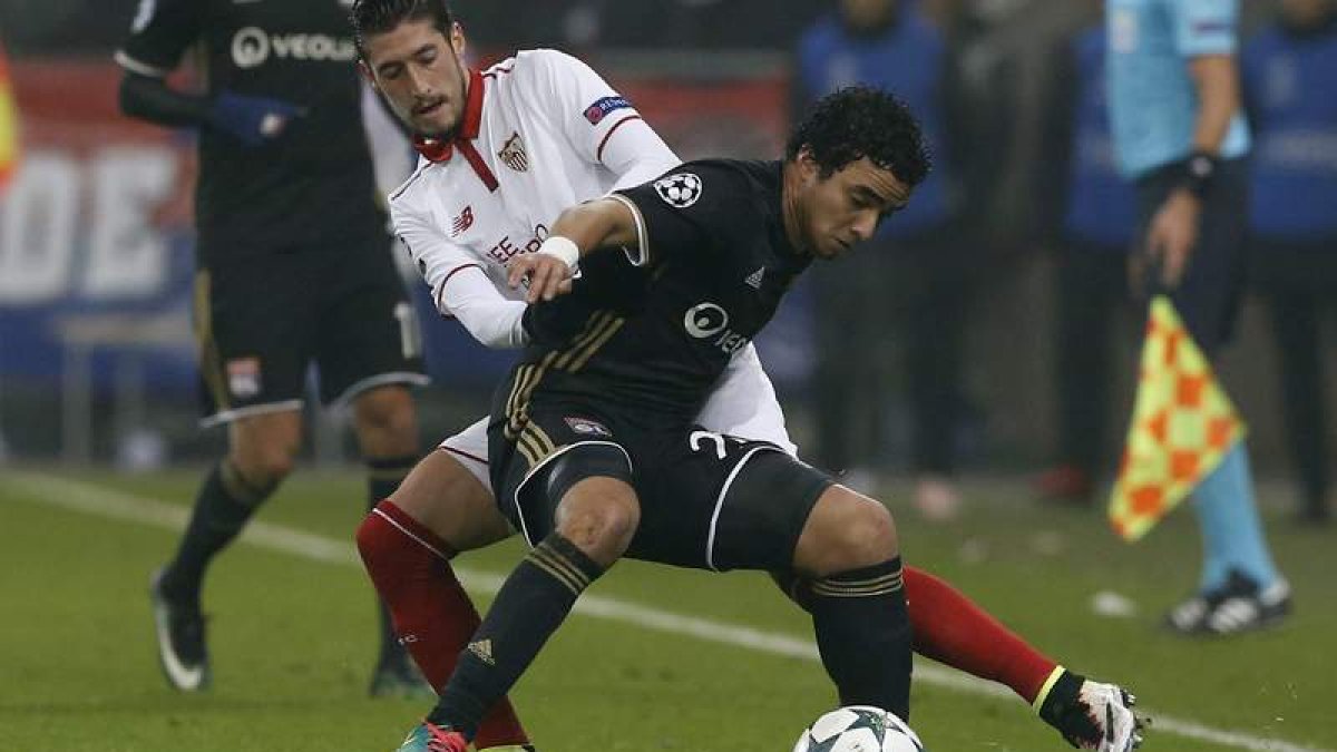 Rafael, del Olympique Lyonnais, disputa el balón con Sergio Escudero. HORCAJUELO