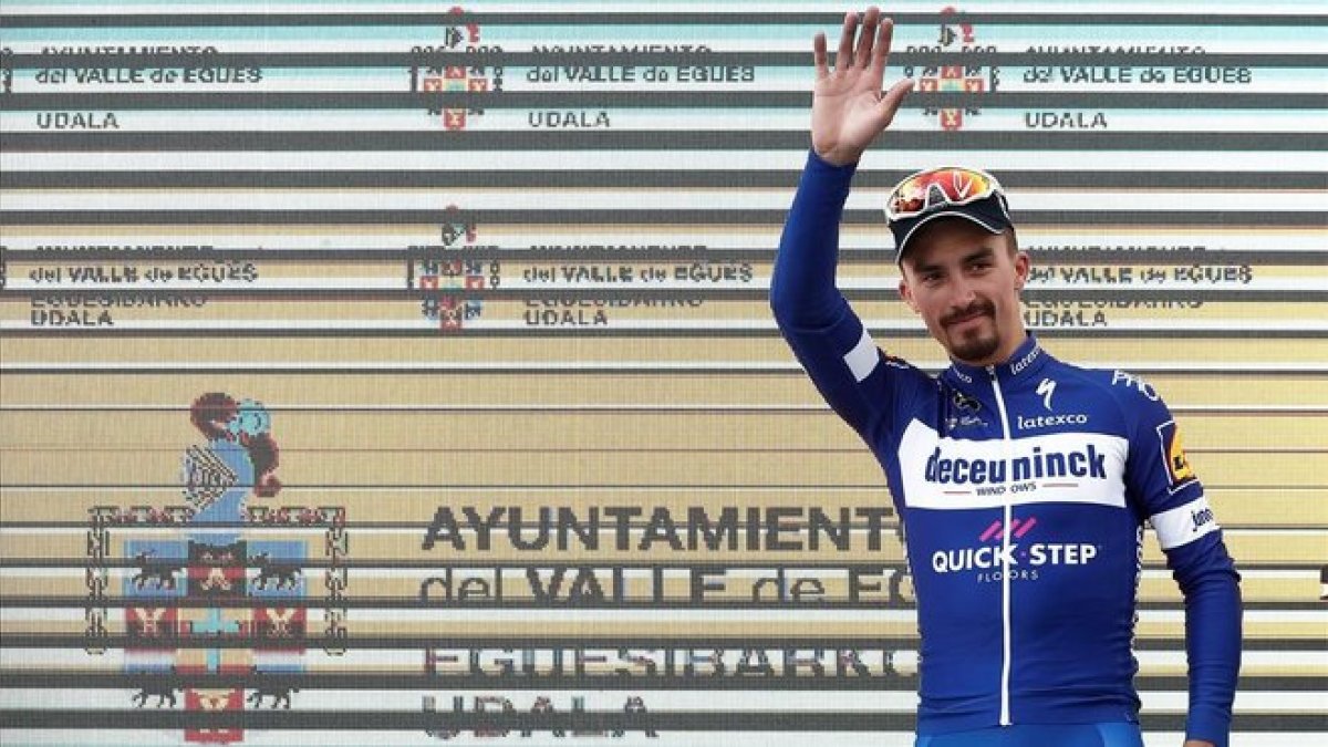 Julian Alaphilippe, el martes, en el podio de la Vuelta al País Vasco.