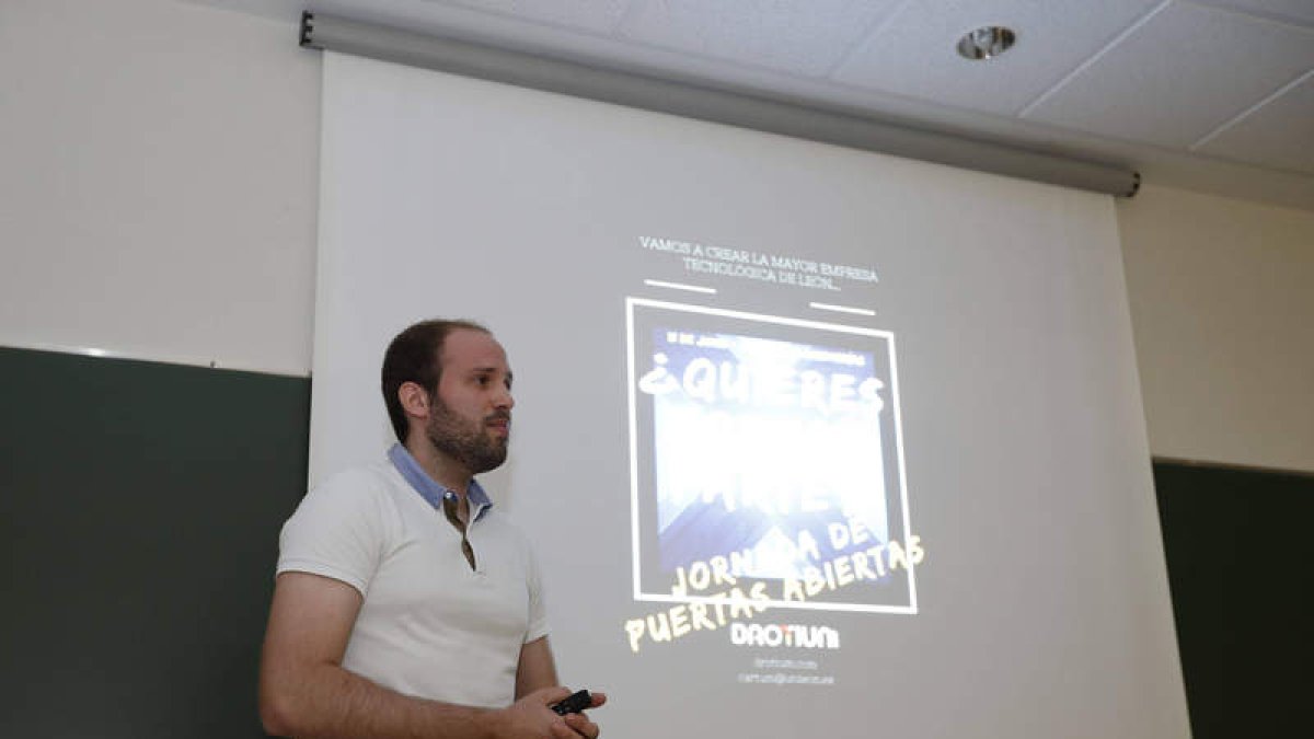 Efrén Alonso, durante la presentación del proyecto a alumnos y empresarios. JESÚS F. SALVADORES