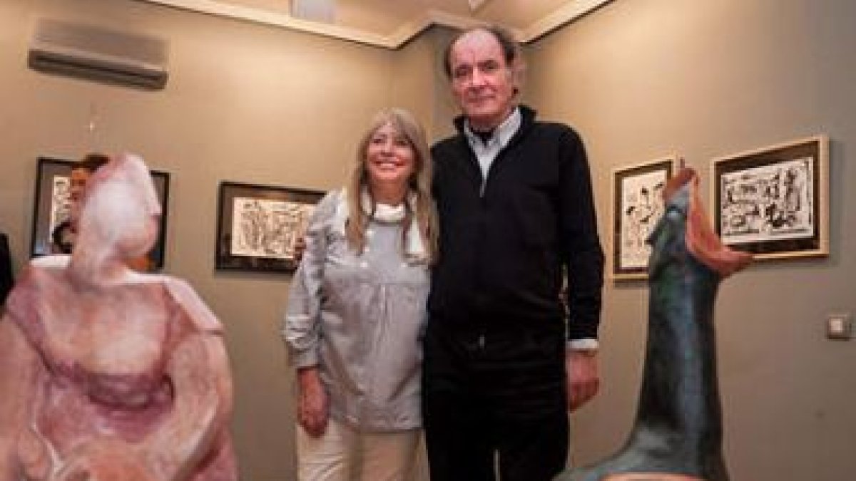 Carmen Sopeña y Fernando Rey ante algunas de sus obras.