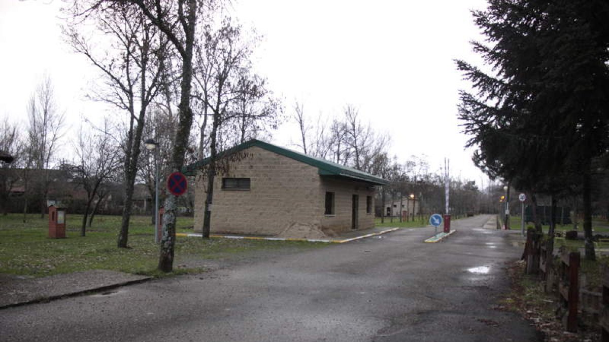 Actuales instalaciones del camping de Boñar, que acogerá ocho bungalós. CAMPOS