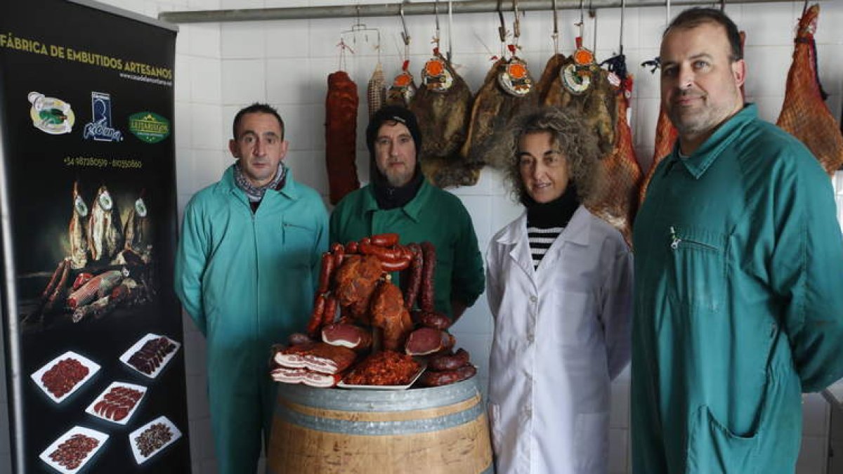 Montserrat dirige una empresa familiar que puede presumir de que la calidad sí tiene éxito. En la foto junto a Emilio Freire, José Ibán Abad y Ángel Álvarez. RAMIRO