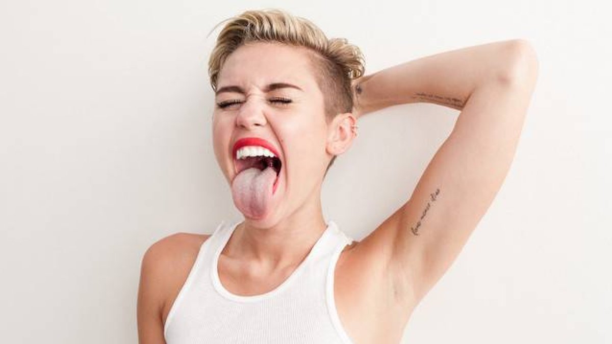 Miley Cyrus, sacando la lengua, una de sus imágenes más icónicas.