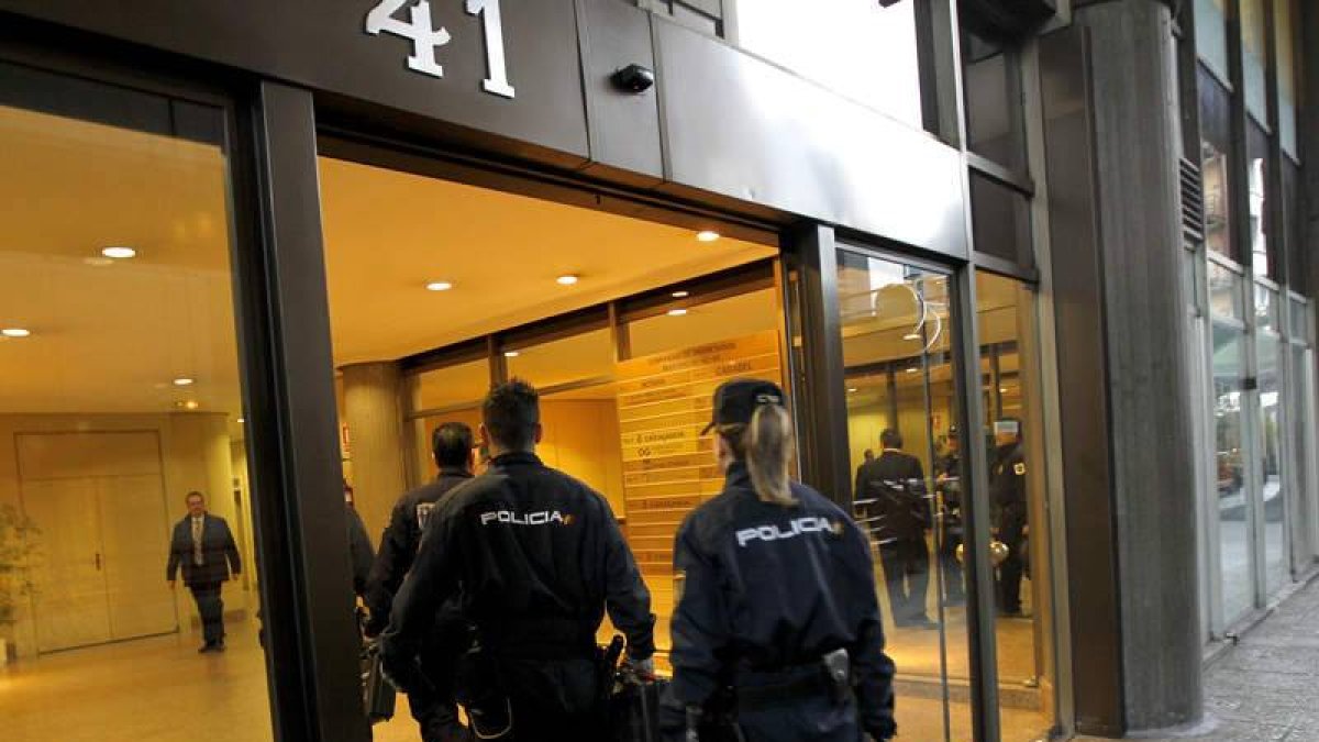 La policía entra en las oficinas de Teconsa de la calle Serrano 41, en Madrid.