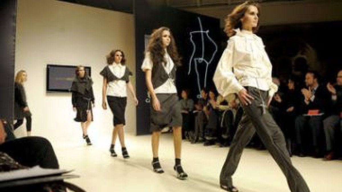 Las modelos lucen los diseños de la modista leonesa Susana Escribano
