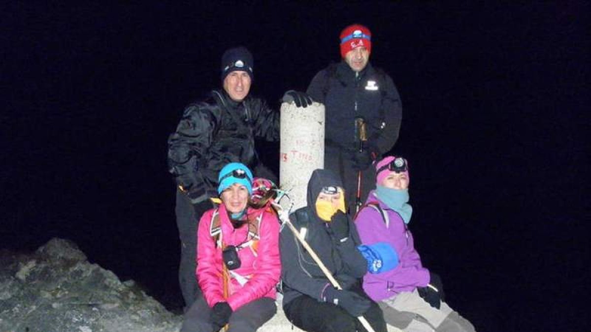 Octavio Álvarez y sus compañeros Maite, Rosi, Lourdes, Pablo y Manuel afrontan la primera ascensión nocturna que se realiza a la cima de Peña Ubiña.