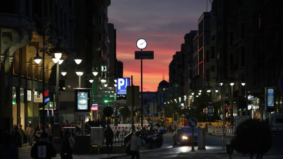 Anochece en la ciudad de León. JESÚS F. SALVADORES