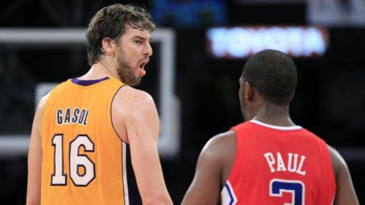 El jugador español de Los Angeles Lakers Pau Gasol junto a Chris Paul.