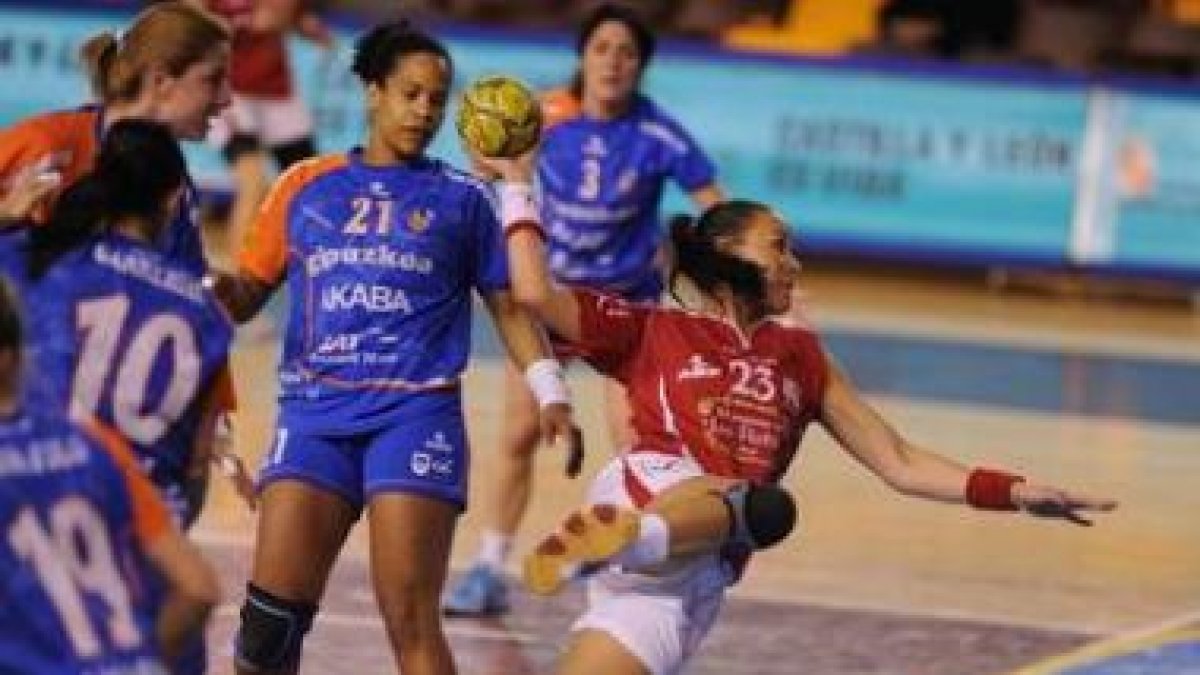 La brasileña Juceli en una acción en el pivote
