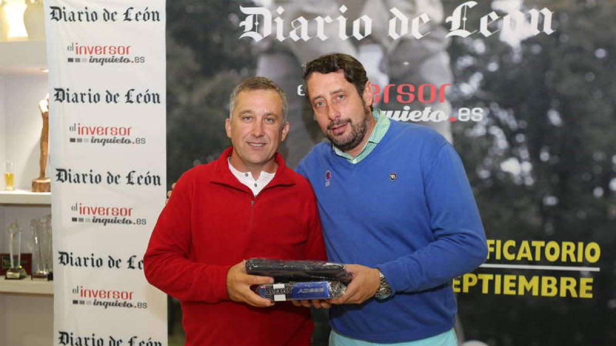 José Antonio González Pertejo, premio Mejor Aproach. Entrega el gerente de León Club, Carlos Cueto.