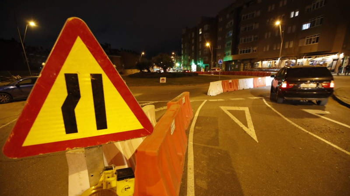 Las obras del sector de Dulcinea se ‘han comido’ la rotonda. RAMIRO
