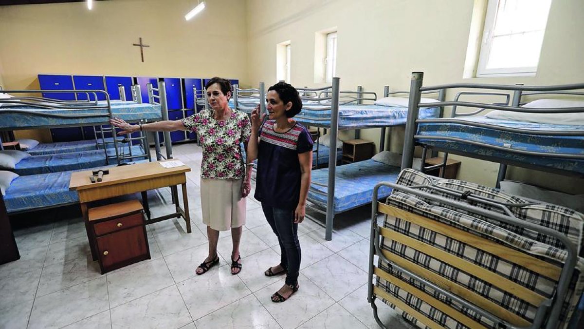 Purificación Alonso y Josefina Herrero desde las instalaciones de Calor y Café muestran donde se sitúan las obras.