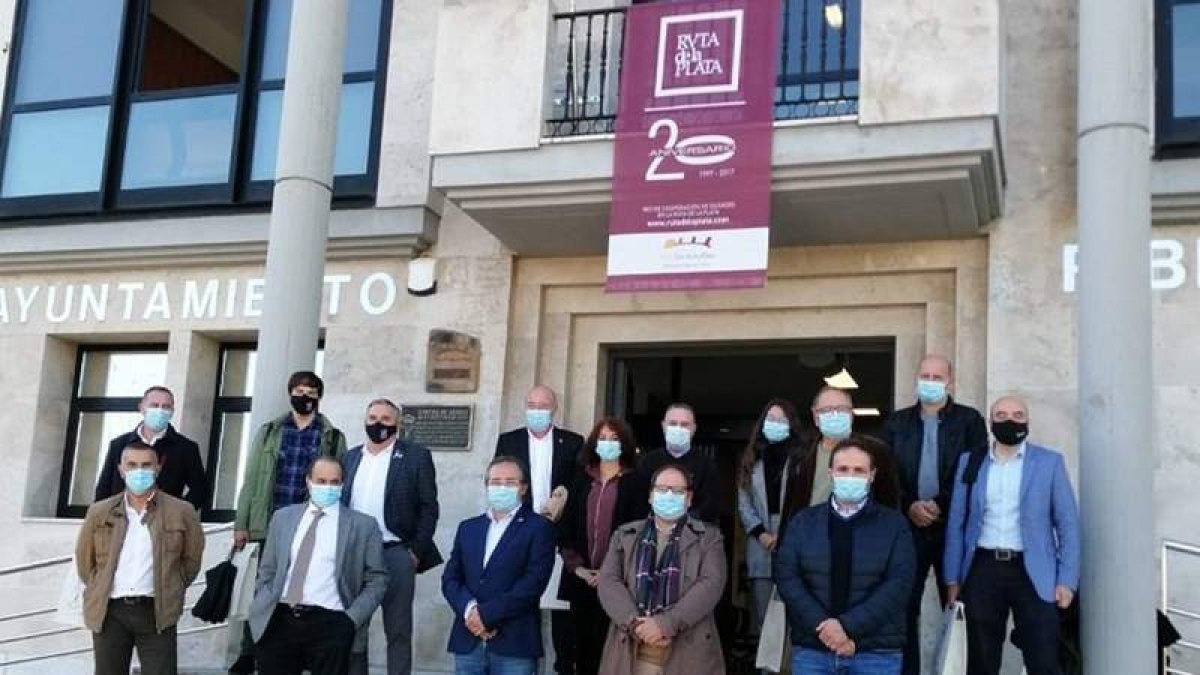 Foto de familia tomada después de la firma de los estatutos de la nueva asociación. DL