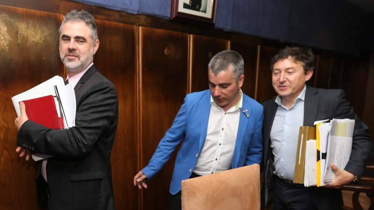 Samuel Folgueral (d) abandona el pleno junto a Álvarez y Macías portando la documentación referente al Mundial.