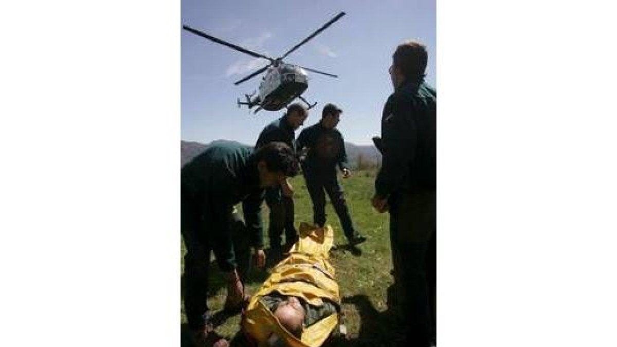El helicóptero intenta aterrizar durante el simulacro de rescate