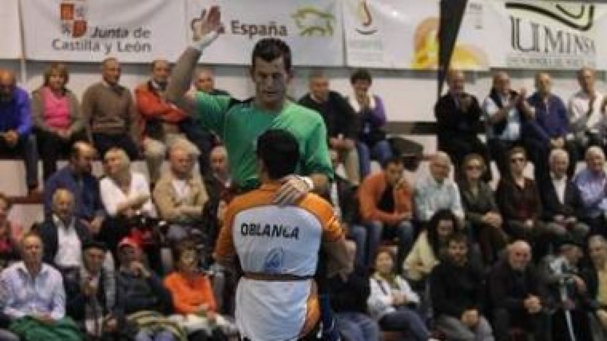 Javier Oblanca le peleó la final de ligeros al Míster que quedó a un punto del título.