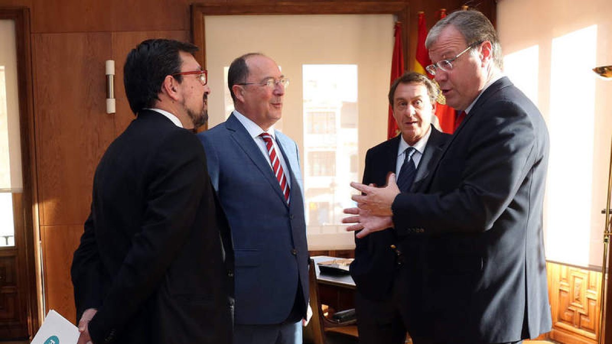 Antonio Silván, Javier García Prieto y Carlos Moro, en la preparación de las jornadas. DL