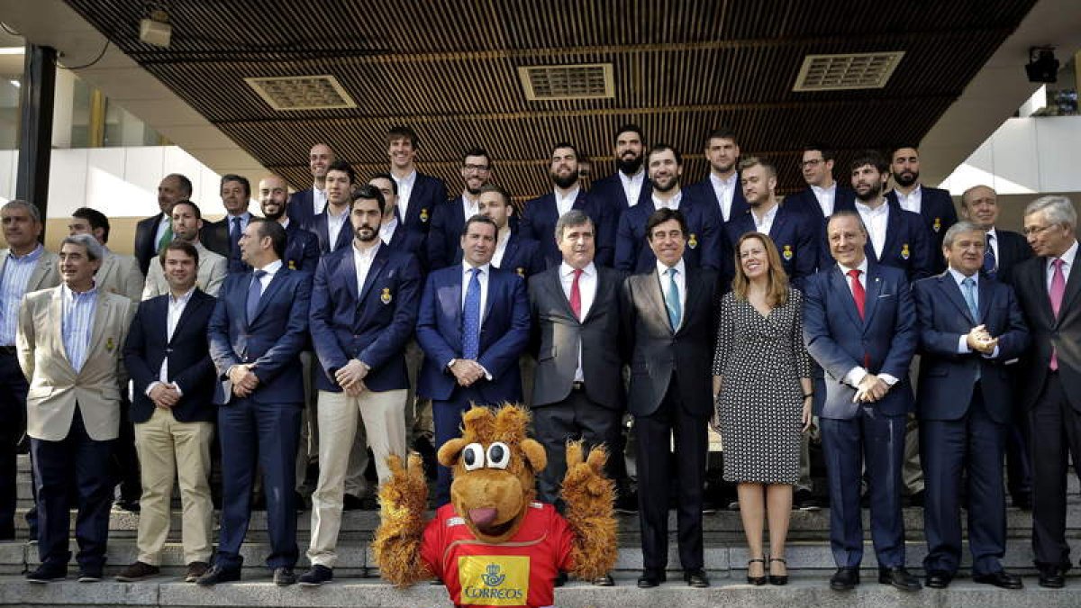 La selección española posa en la foto de familia junto a Miguel Cardenal y Ana Muñoz.