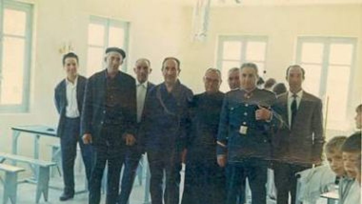 Foto de la primera Junta Directiva con los participantes en la asamblea.