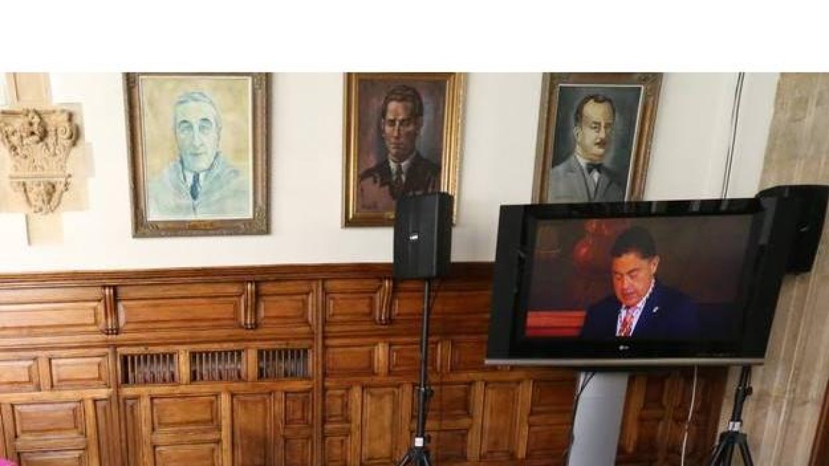 Martínez Barazón en una pantalla instalada en la galería del Palacio de los Guzmanes el día de su toma de posesión