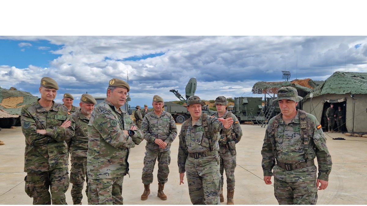 Visita del general de ej?rcito, D. Amador Ense?at y Berea, Jefe del Estado Mayor del Ej?rcito, a la Base Conde. ICAL