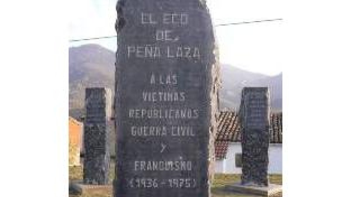 Las piedras que rodean la escultura elevan la mirada del visitante