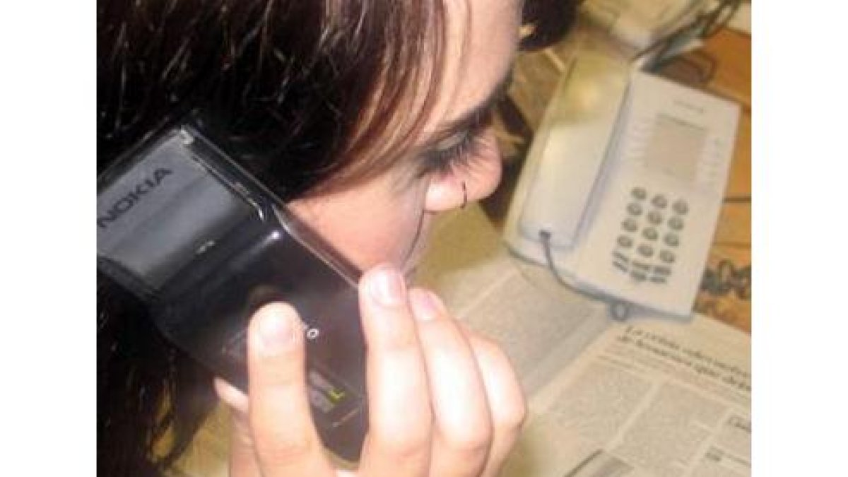 Una consumidora realiza una consulta telefónica a la Omic.