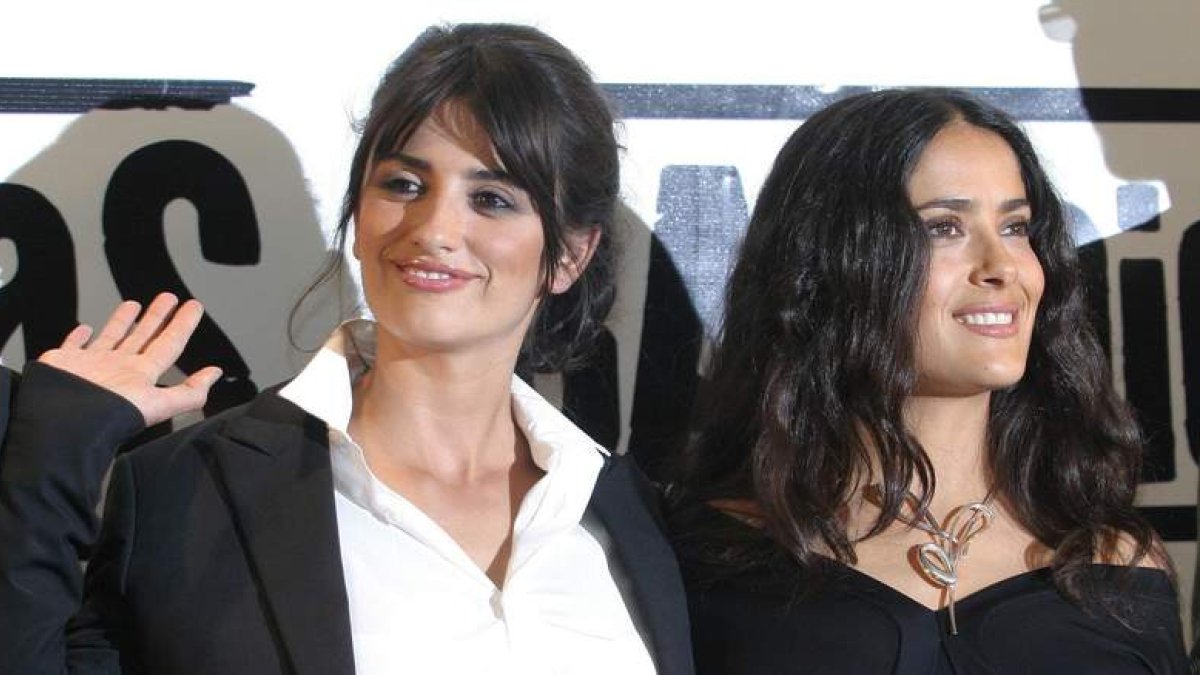 Imagen de archivo de las actrices Penelope Cruz y Salma Hayek, ambas latinas y entre las más cotizadas de Hollywood .