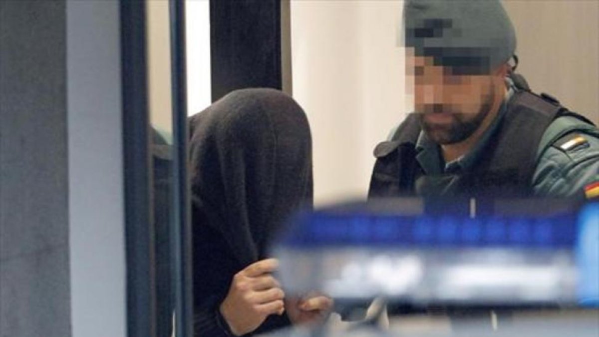 El Chicle es conducido por agentes de la Guardia Civil tras comparecer ayer ante la titular del Juzgado de Instrucción número 3 de Ribeira.
