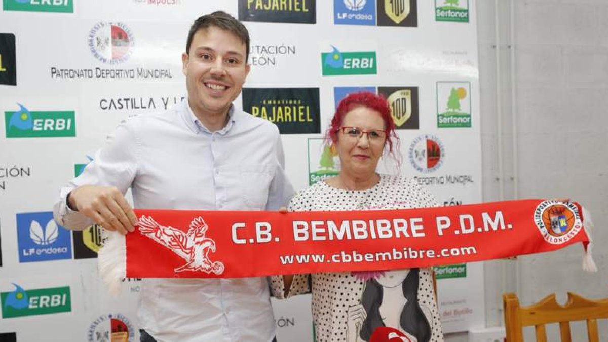 José González, ‘Popi’, junto a la presidenta del CB Bembibre, en la presentación del técnico. L. DE LA MATA