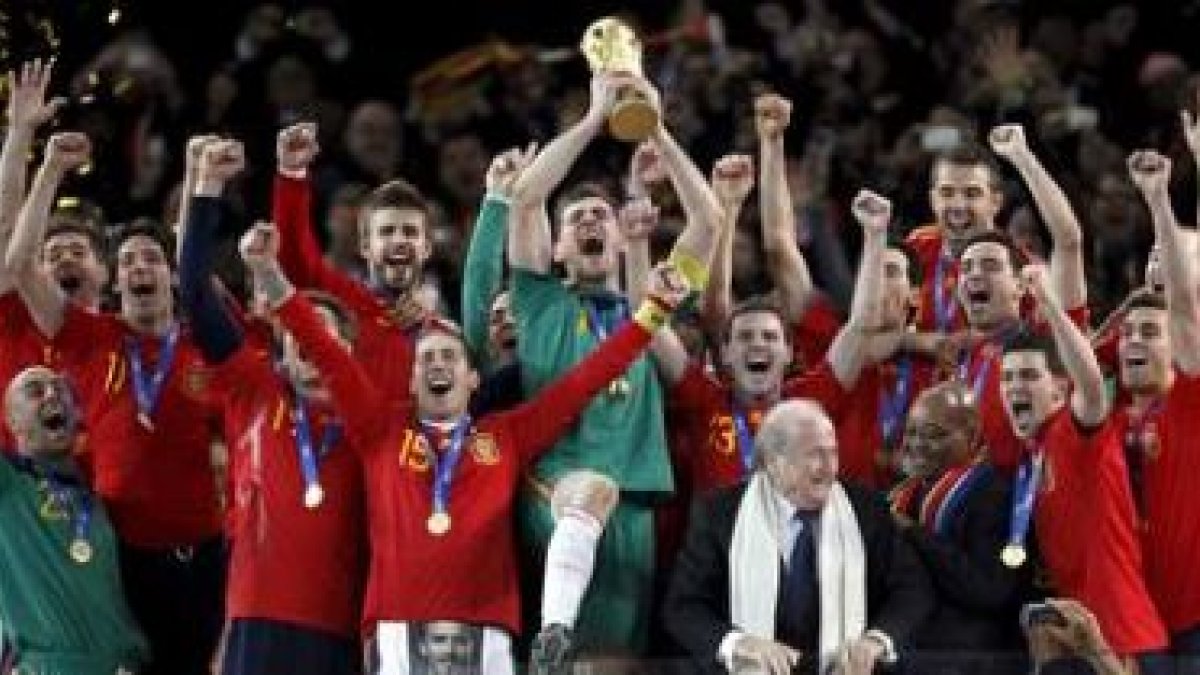 La selección española de fútbol posa con la Copa del Mundo, tras imponerse en la final de Sudáfrica