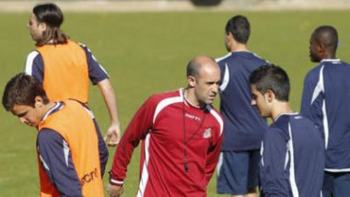 Monteagudo, en el centro, ha transmitido a la plantilla la trascendencia del encuentro de hoy.
