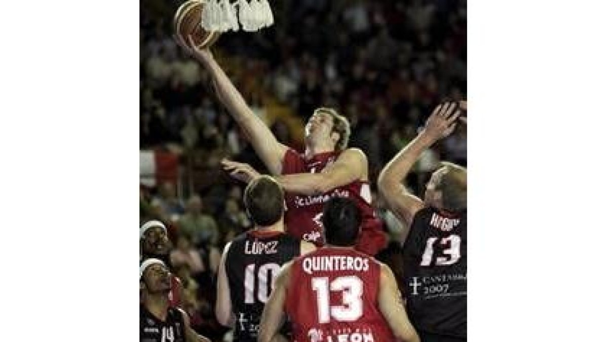Otegui intenta anotar observado por Andre Howard, Hughes, Isaac López, Quinteros y Higgins