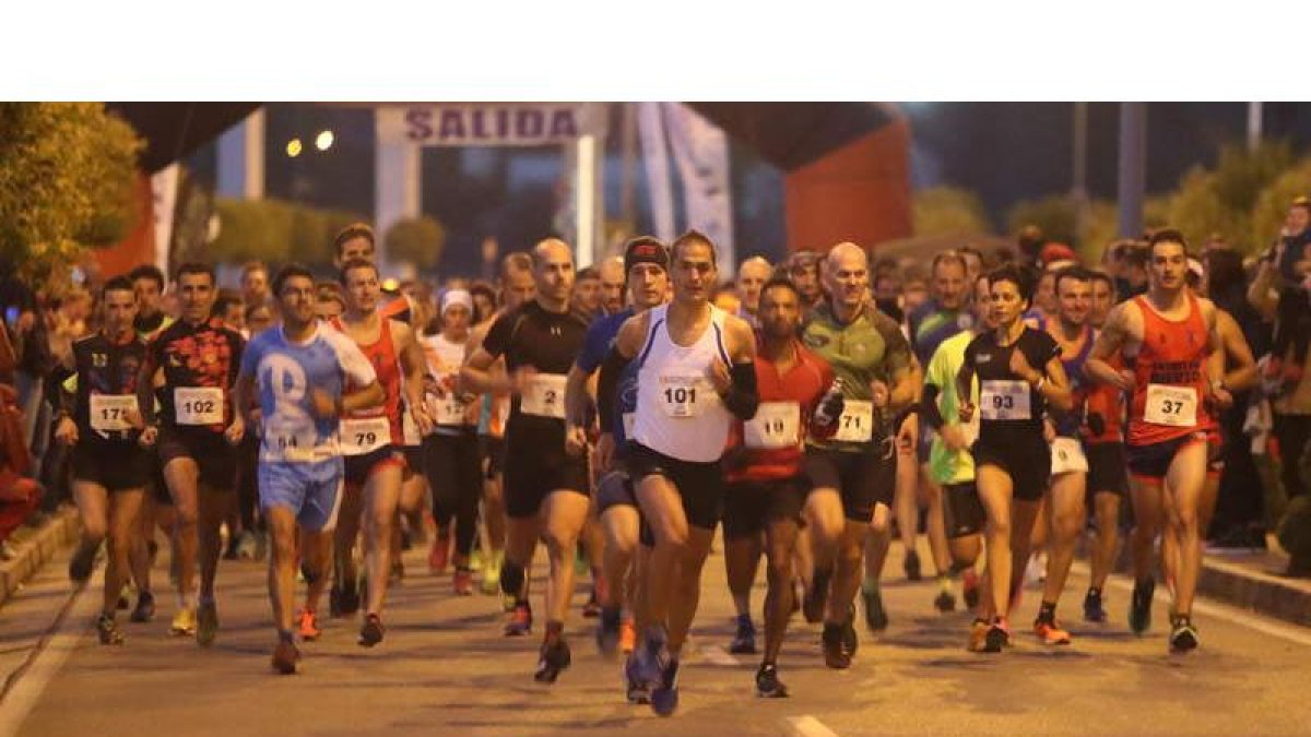 Los 10 Kilómetros Solidarios de Ponferrada congregaron a más de 200 atletas en la salida. L. DE LA MATA